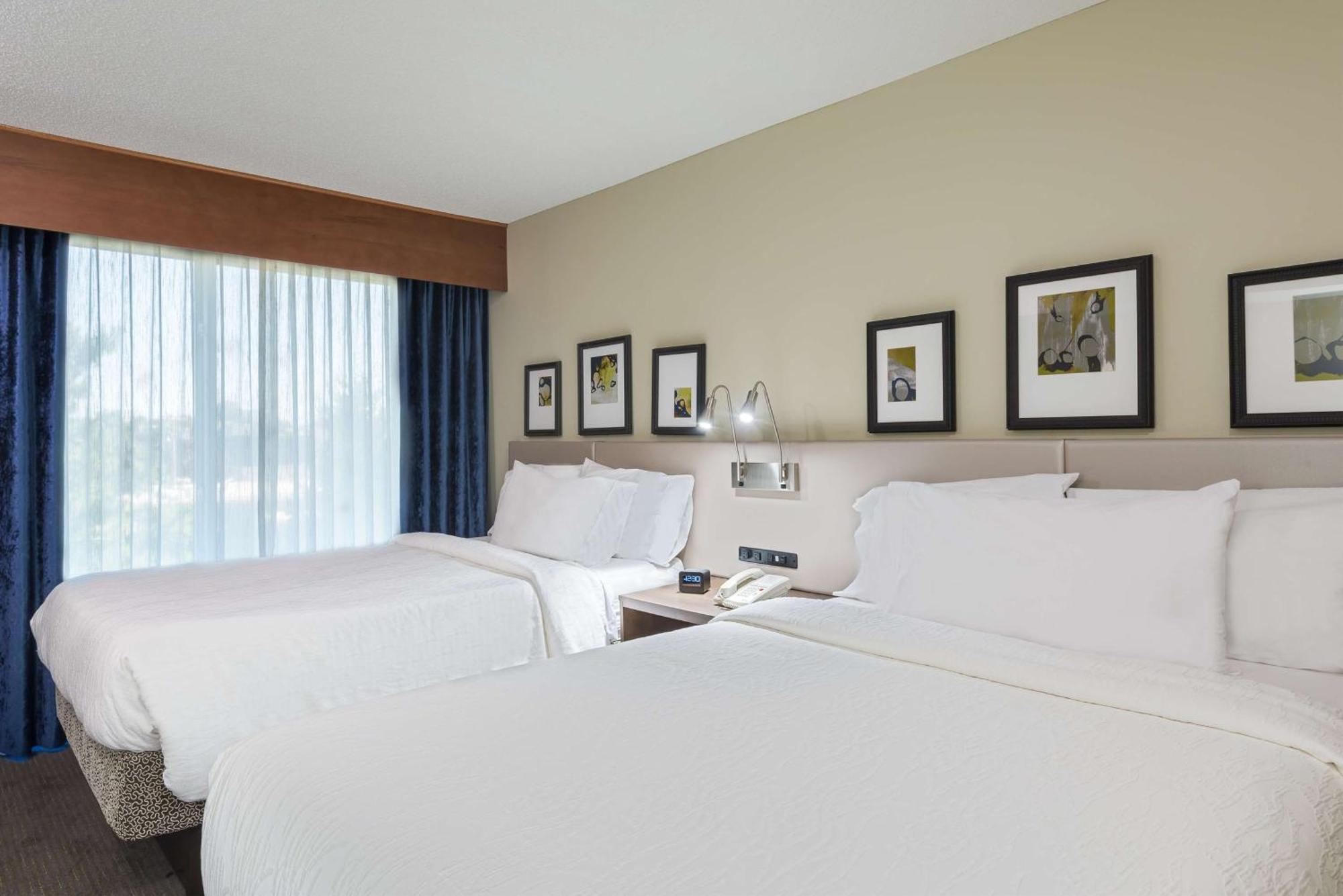 Hilton Garden Inn Westbury Ngoại thất bức ảnh