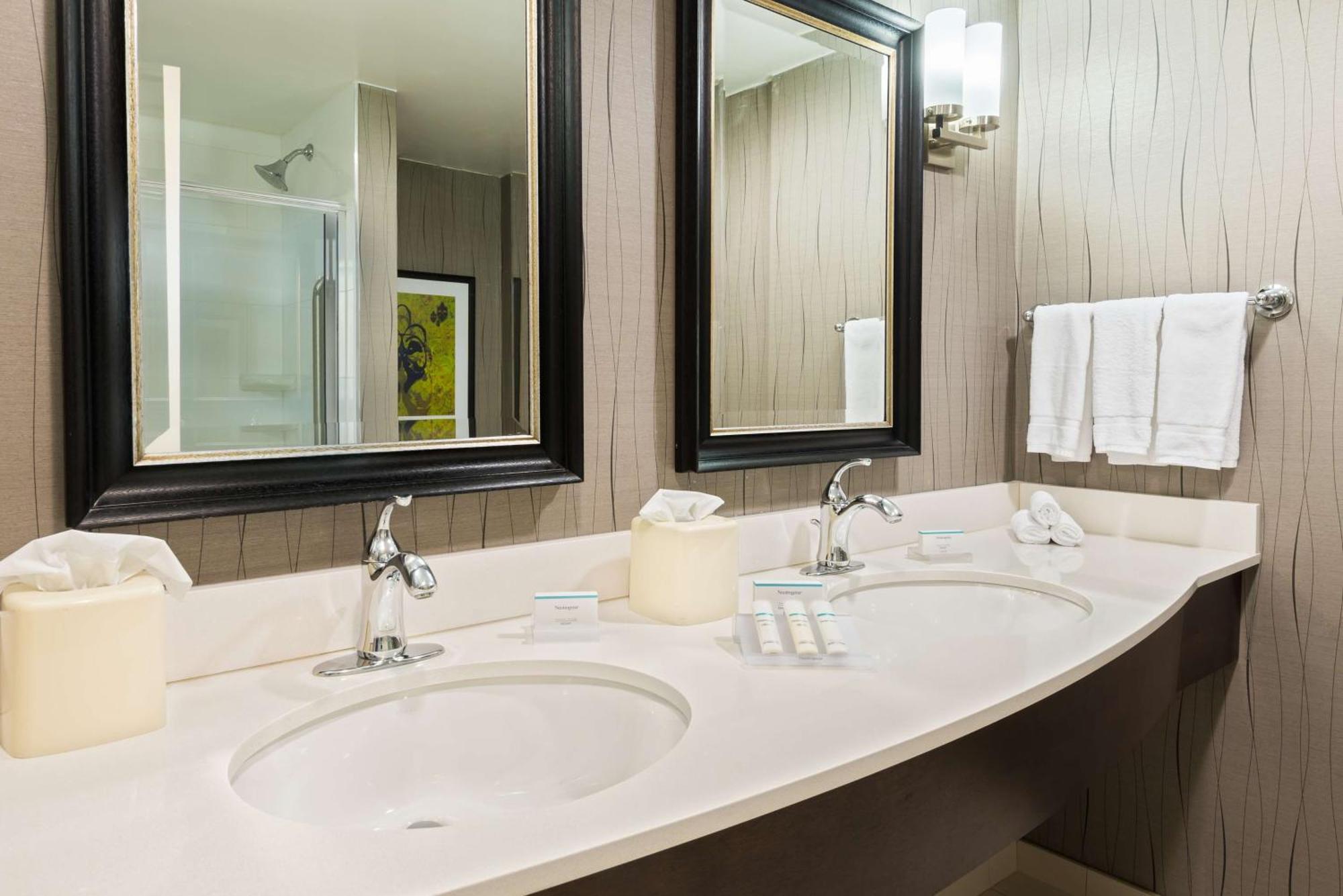 Hilton Garden Inn Westbury Ngoại thất bức ảnh